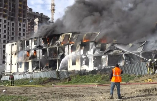 İş&ccedil;ilerin kaldığı konteynerde &ccedil;ıkan yangın kontrol altına alındı
