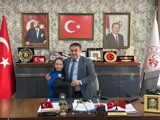 İşitme Engelliler Şampiyonası&rsquo;nda derece yapan Bilecikli sporcuya İl M&uuml;d&uuml;r&uuml; Demir&rsquo;den tebrik
