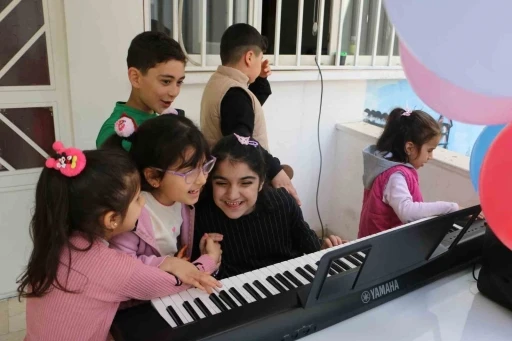 İşitme ve g&ouml;rme engelli &ouml;ğrenciler Bilim Fuarı&rsquo;nda h&uuml;nerlerini sergiledi
