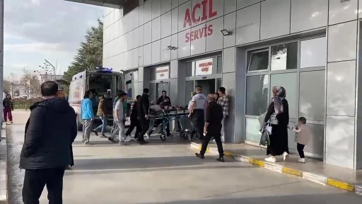 İskeleden d&uuml;şen 2 iş&ccedil;i yaralandı
