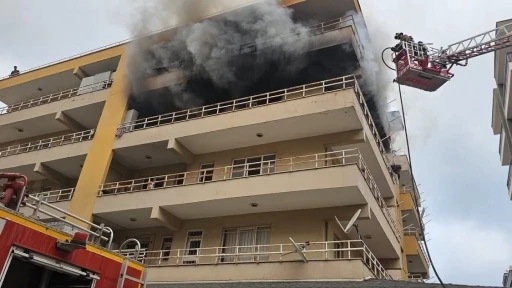 İskenderun&rsquo;da apartman dairesinden alevler y&uuml;kseldi
