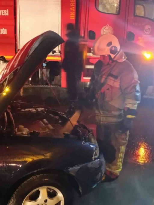 İskenderun&rsquo;da ara&ccedil; yangını
