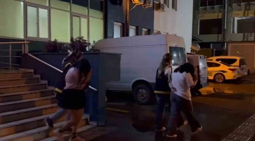 İskenderun&rsquo;da g&uuml;n&uuml;birlik apartlara fuhuş operasyonu: 3 g&ouml;zaltı
