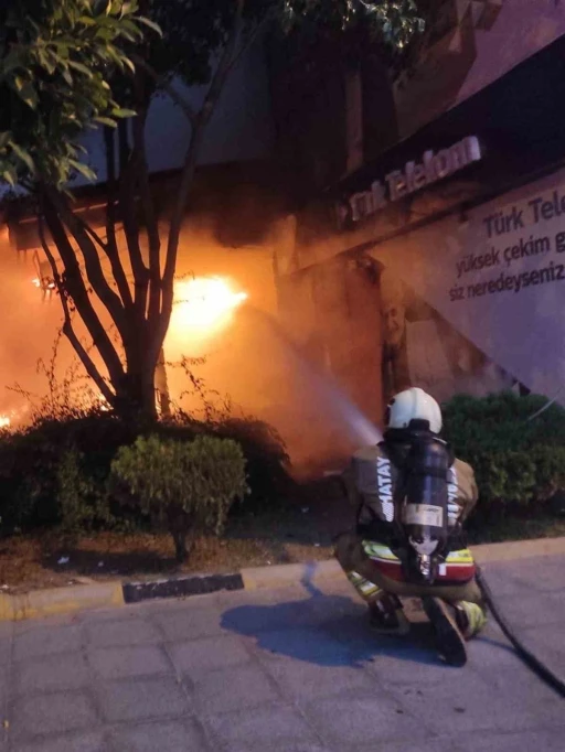 İskenderun&rsquo;da iş yeri alevlere teslim oldu
