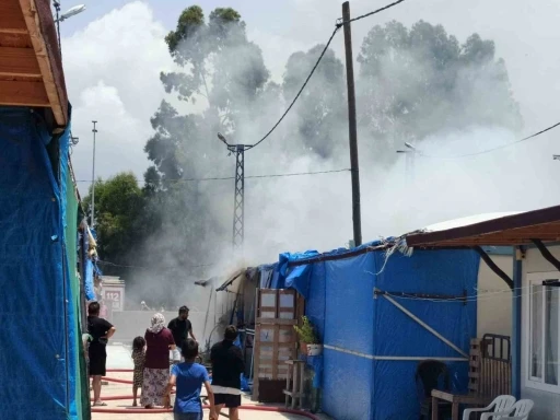 İskenderun&rsquo;da konteyner yangını korkuttu
