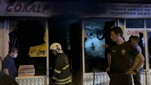 İskenderun’da motosiklet tamir atölyesinde yangın çıktı
