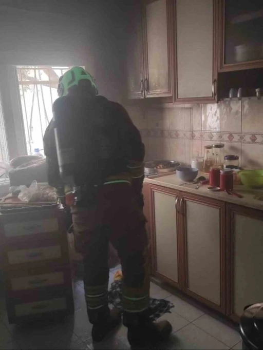 İskenderun&rsquo;da ocakta unutulan yemek yangına neden oldu
