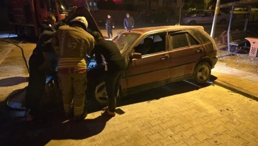 İskenderun&rsquo;da otomobiL yangını
