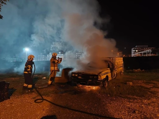 İskenderun’da pikap yandı