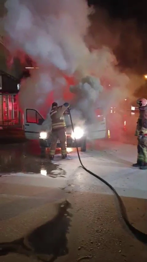 İskenderun&rsquo;da seyir halindeki ara&ccedil; alevlere teslim oldu
