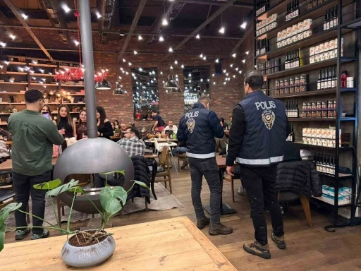 İskenderun polisi kafe ve kıraathanelere uygulama ger&ccedil;ekleştirdi
