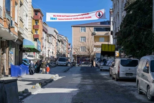 İSKİ, Esenyurt&rsquo;ta yaptığı kazı &ccedil;alışmalarının ardından sokakları kapatmadan bıraktı
