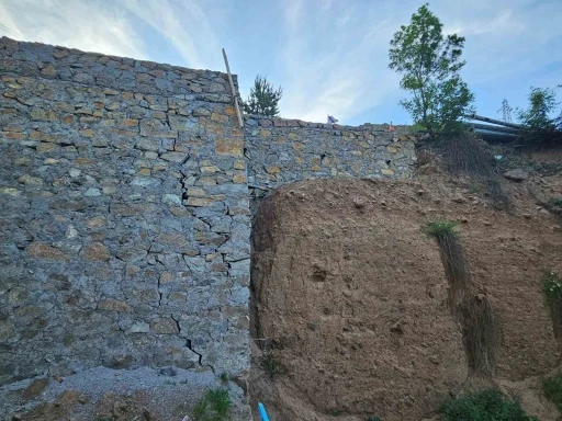 İspir’de bir yıl önce yapılan duvardaki çatlamalar vatandaşları tedirgin ediyor

