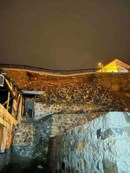 İspir&rsquo;de heyelan: 2 konut boşaltıldı
