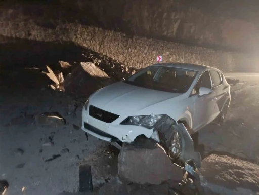 İspir - Erzurum yolunda gece korku dolu anlar, Kaya d&uuml;şmesi kazaya neden oldu

