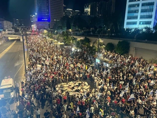 İsrail’de hükümet karşıtı gösteriler sürüyor: On binlerce kişi Netanyahu hükümetinin Gazze politikalarını protesto etti

