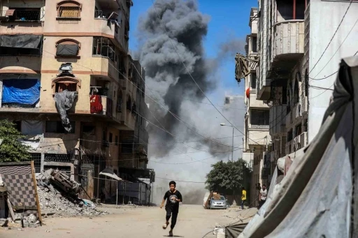İsrail, Gazze’de yerinden edilmiş Filistinlileri hedef aldı: 62 ölü
