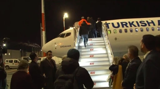 İsrail&rsquo;in alıkoyduğu K&uuml;resel Sumud Filosu aktivistlerini taşıyan u&ccedil;ak İstanbul&rsquo;a geldi
