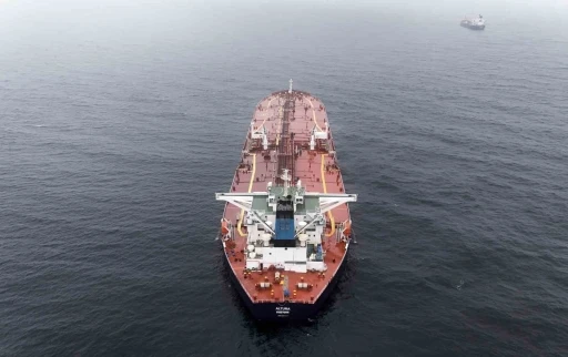 İstanbul Boğazı&rsquo;na yaklaşırken vurulan tanker havadan g&ouml;r&uuml;nt&uuml;lendi
