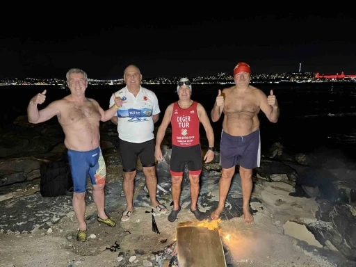 İstanbul Boğazı&rsquo;nda buz gibi suda y&uuml;zerek 2026&rsquo;yı karşıladılar
