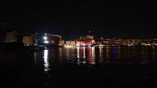 İstanbul Boğazı&rsquo;nda gemi yalıya metreler kala karaya oturdu, ge&ccedil;işler ge&ccedil;ici olarak durduruldu
