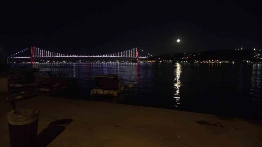 İstanbul Boğazı&rsquo;nda yakamoz manzarası
