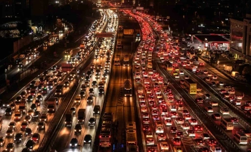 İstanbul Cevizlibağ&rsquo;da trafik yoğunluğu havadan g&ouml;r&uuml;nt&uuml;lendi
