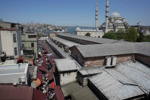 İstanbul&rsquo;da 1 g&uuml;nl&uuml;k tatili ve g&uuml;neşli havayı fırsat bilenler Emin&ouml;n&uuml;&rsquo;ne akın etti
