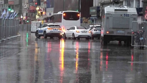 İstanbul&rsquo;da 1 Mayıs &ouml;nlemleri: Kadık&ouml;y Meydanı ara&ccedil; trafiğine kapatıldı
