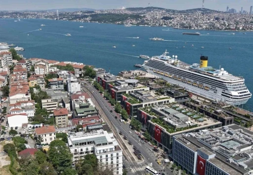 İstanbul&rsquo;da 19 Mayıs coşkusu, Boğaz&rsquo;la b&uuml;t&uuml;nleşen bayrak manzarası g&ouml;rsel ş&ouml;len sundu
