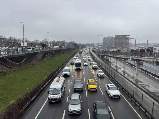 İstanbul&rsquo;da bayram d&ouml;n&uuml;ş&uuml; trafik yoğunluğu
