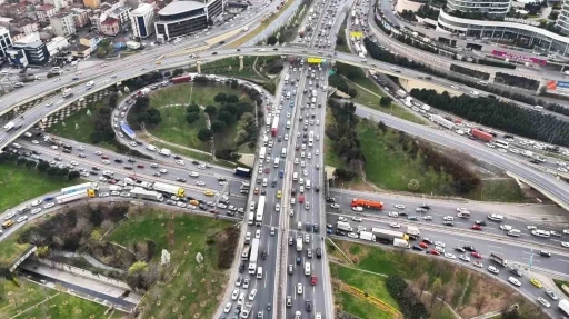 İstanbul’da bayram trafiği havadan görüntülendi, trafik yoğunluğu yüzde 83’e ulaştı
