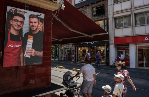 İstanbul’da bir dönercinin ChatGPT ile ürettiği ‘ünlü fotoğrafları’ gerçeğinden daha çok ilgi gördü, dünya medyasında haber oldu
