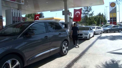İstanbul’da deprem nedeniyle eve giremeyen vatandaşlar akaryakıt istasyonlarına akın etti
