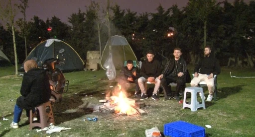 İstanbul’da deprem sonrası dışarıda kalanlar ateş başında ısınmaya çalıştı
