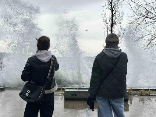 İstanbul&rsquo;da dev dalgalar oluştu
