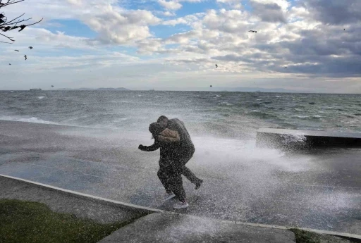 İstanbul&rsquo;da dev dalgalara aldırış etmeden fotoğraf &ccedil;ekildiler
