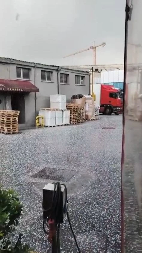 İstanbul&rsquo;da dolu s&uuml;rprizi

