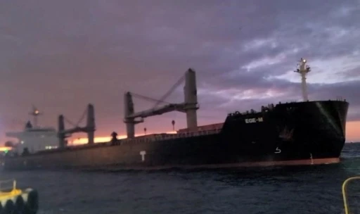 İstanbul&rsquo;da facianın eşiğinden d&ouml;n&uuml;ld&uuml;: S&uuml;r&uuml;klenen kuru y&uuml;k gemisi son anda durdu
