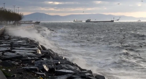 İstanbul&rsquo;da fırtına etkili oluyor: Dalgalar sahili d&ouml;vd&uuml;
