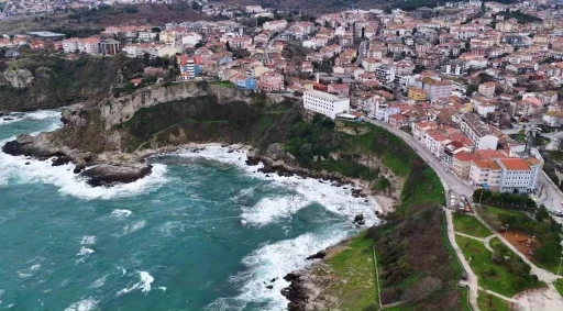 İstanbul&rsquo;da fırtına Şile Sahili&rsquo;ni vurdu: Dev dalgalar havadan g&ouml;r&uuml;nt&uuml;lendi
