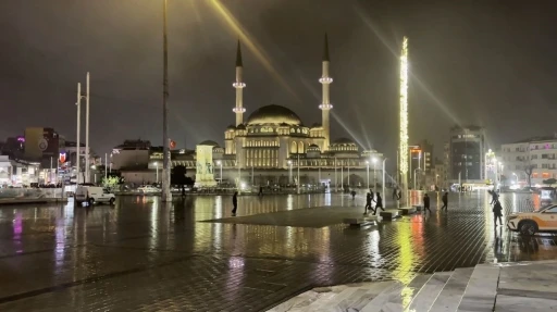 İstanbul&rsquo;da fırtına ve yağmur
