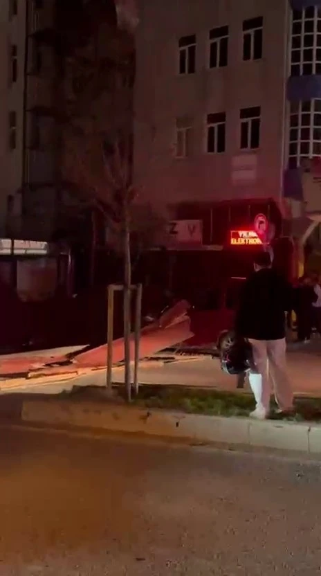 İstanbul&rsquo;da fırtınada bazı binaların &ccedil;atıları u&ccedil;tu
