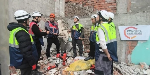 İstanbul’da gerçeğini aratmayan arama kurtarma tatbikatı
