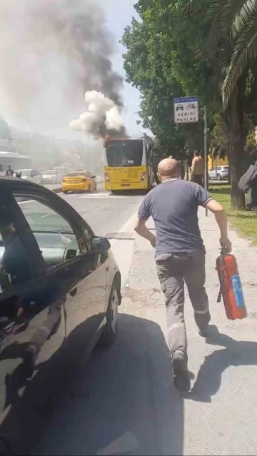 İstanbul’da hareketli dakikalar: İETT otobüsü yandı, vatandaş yangın söndürme tüpüyle müdahale etti
