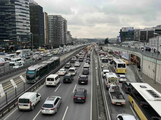 İstanbul&rsquo;da iftar &ouml;ncesi trafik yoğunluğu y&uuml;zde 87&rsquo;e &ccedil;ıktı
