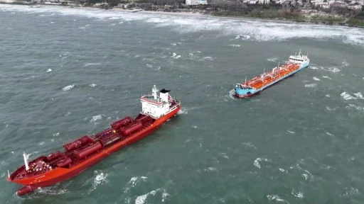İstanbul&rsquo;da iki tanker acil durum &ccedil;ağrısında bulundu, gemiler havadan g&ouml;r&uuml;nt&uuml;lendi
