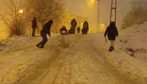 İstanbul&rsquo;da kar sonrası sokaklar oyun alanına d&ouml;nd&uuml;
