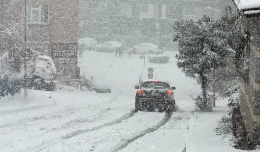 İstanbul&rsquo;da kar yağışı, ara&ccedil;lar g&uuml;&ccedil;l&uuml;kle ilerledi
