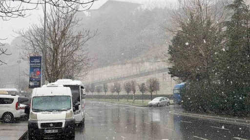 İstanbul&rsquo;da kar yağışı aralıklarla etkisini s&uuml;rd&uuml;r&uuml;yor
